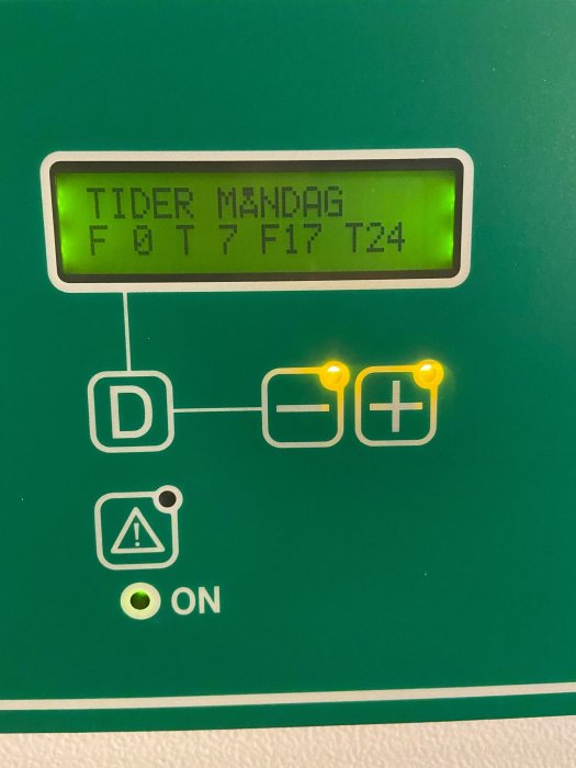 Display på en Eco-el termostat som visar tider för nattsänkning med texten "TIDER MÅNDAG F 07 T 17 T 24".