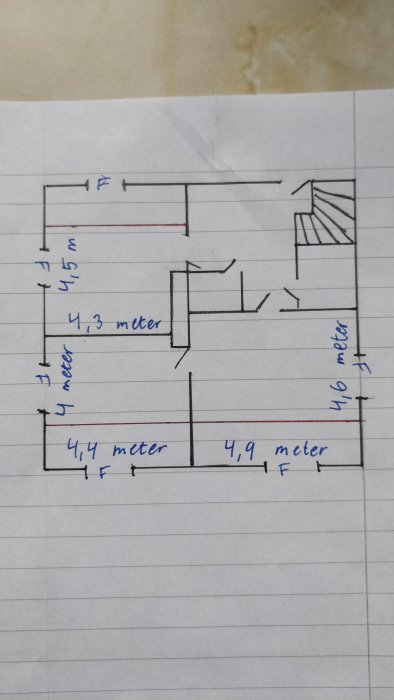 Handritad planritning med mått och rött streck som visar 1,9 meters takhöjd, 1,3 meter från väggen.