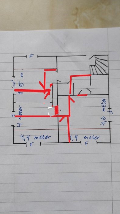 Handritad skiss av en rumsindelning med mått och en föreslagen ändring markerad med röda pilar.
