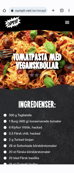 Tallrik med tagliatelle och veganska bollar från Oumph, garnerad med basilika och soltorkade tomater, ingredienser listade nedan.