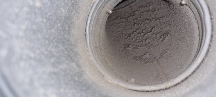 Inre utsikt av ett grått, isolerat ventilationsschakt med texturerad yta.