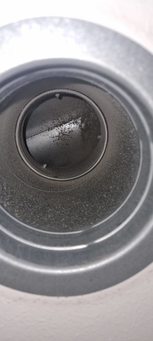 Närbild av en inbyggd spotlights insida mot en vit bakgrund.