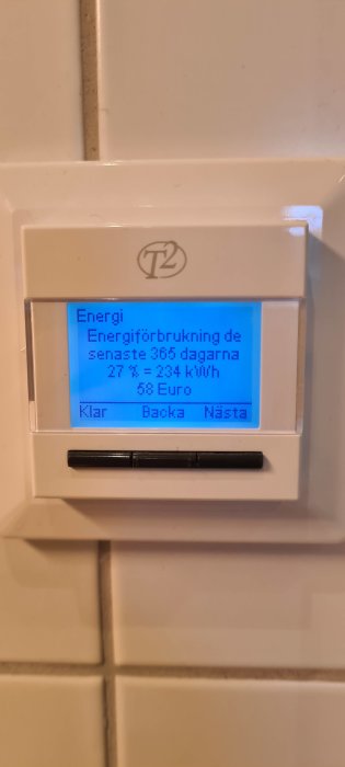 Energimätare visar förbrukning på 234 kWh och kostnaden 68 Euro på en blå skärmbakgrund.