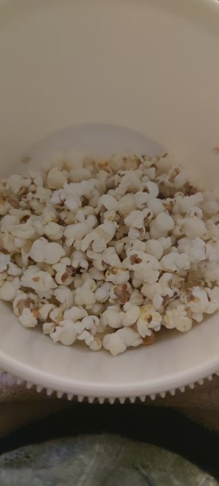 En skål med poppade popcorn, sedd i närbild.