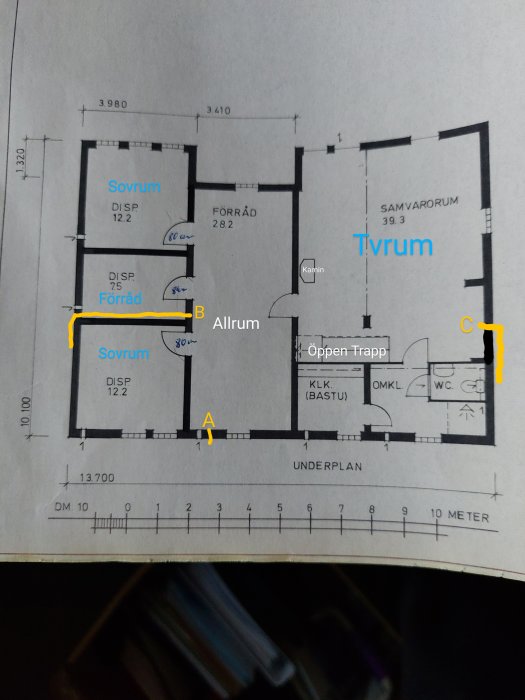 Ritning av källarplan med markerade positioner A, B och C för installation av luftvärmepump.