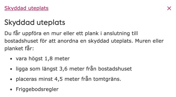 Information om regler för att bygga en skyddad uteplats, med höjd och avståndsanvisningar.