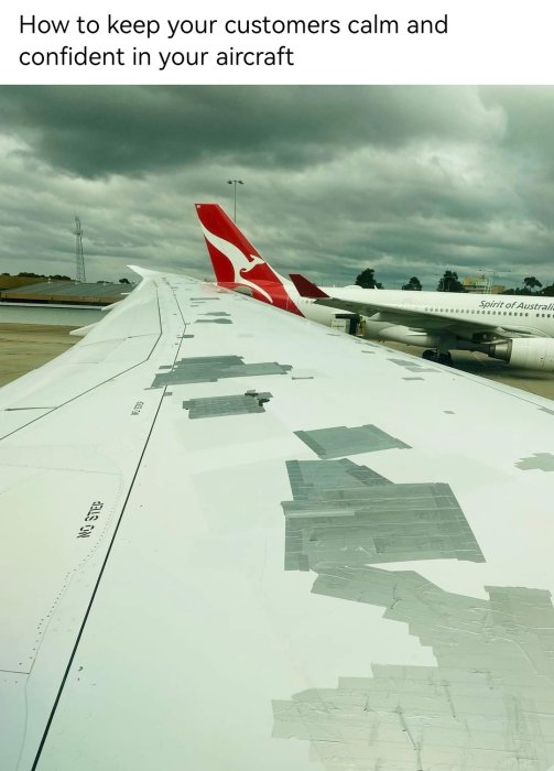 Flygplansvinge täckt med silvertejp vid gaten under molnig himmel.