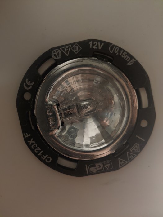 G4 halogenlampa på 12V med specifikationer som visas på metallfästet.