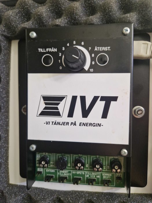 IVT kontrollpanel för bergvärmepump med reglage för olika inställningar och logotyp.