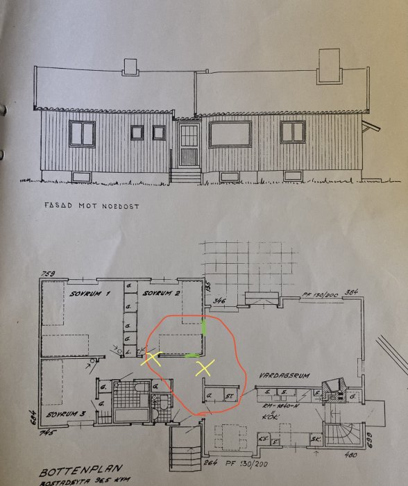 Ritningar av en enplansvilla: fasad mot nordost och detaljerat bottenvåningsplan markerat med gula kryss och röd cirkel.