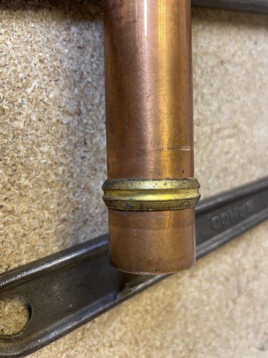 Kopparrör med klämkoppling monterad nära en lödställe, inga synliga deformationer.