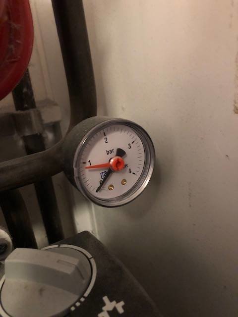 Manometer visar c:a 1,5 bar tryck på en VVS-installation.