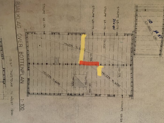 Arkitektonisk ritning av bottenvåning med mått och markeringar i gult och rött.