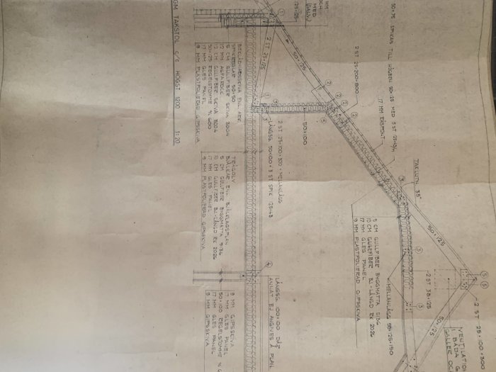 Ritning av byggprojekt med tekniska mått och vinklar, presenterad i svartvitt.