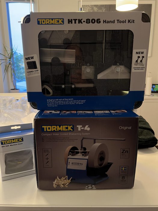 Ny Tormek T-4 slipmaskin och HTK-806 handverktygskit i originalförpackningar.