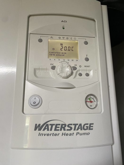 Värmepumpsdisplay visar 20.0 C, "Komfortvärde Värde anpassat" och varumärket Waterstage.