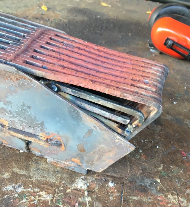 Prototyp av en pelletsbrännare med zigzack-formade pinnar och modifierad korg.