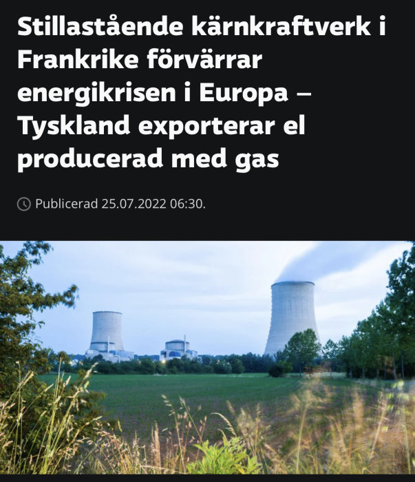 Kyltorn vid ett kärnkraftverk i landskap, symbol för pålitlig energiproduktion oberoende av väder.