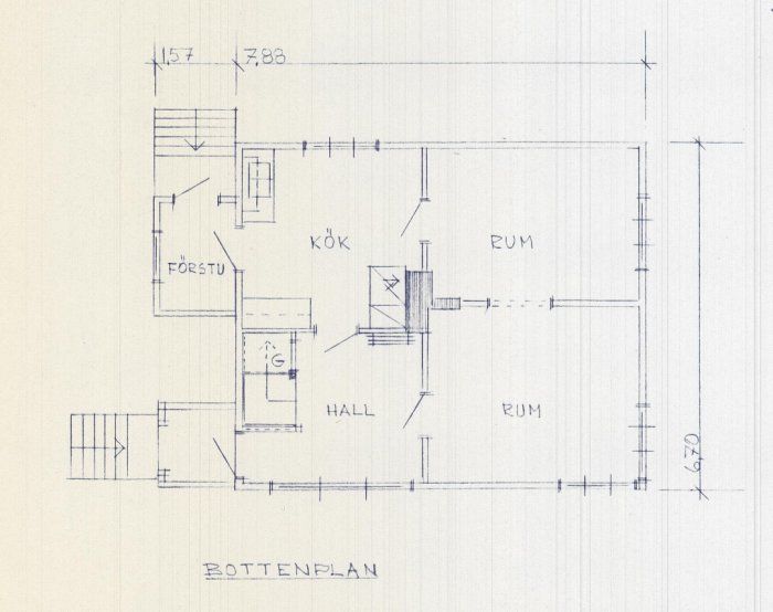 Handritad ritning av bottenvåningen till ett hus med benämnda rum som kök, hall och vardagsrum.