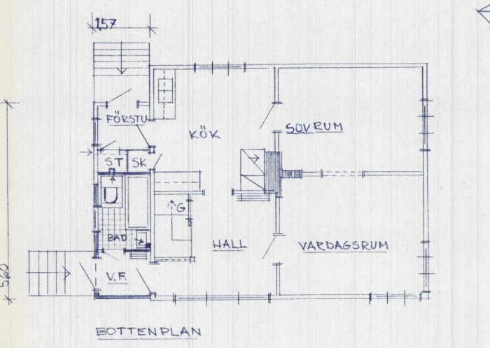 Handritad bottenplansritning av ett hus med kök, vardagsrum, sovrum, badrum och förstukvist.