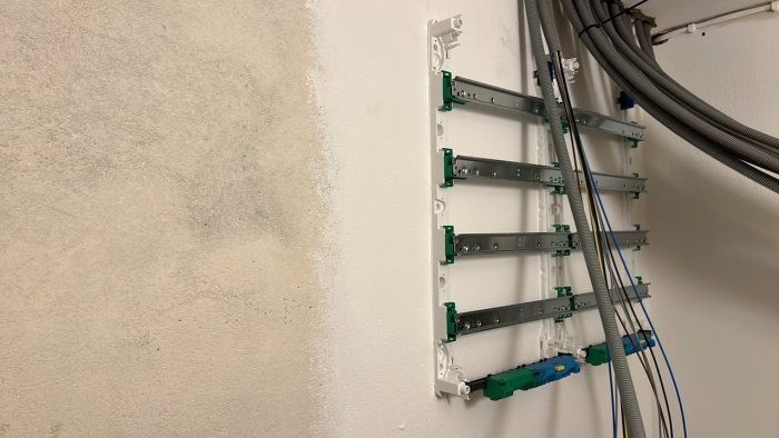 Instalation av två nya elcentraler med Resi9 säkringar och överdimensionerade kablar för framtida omdisponering.