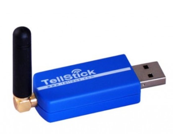 Blå TellStick USB-enhet med antenn för trådlös styrning av hemautomatisering.