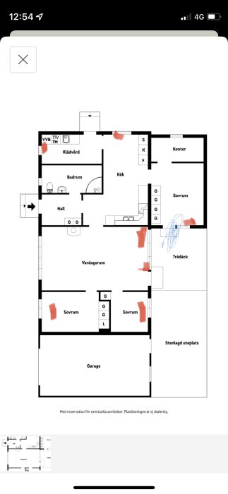 Husritning med markerade sovrum, vardagsrum, kök, badrum, klädvård, kontor, garage och uteplats.