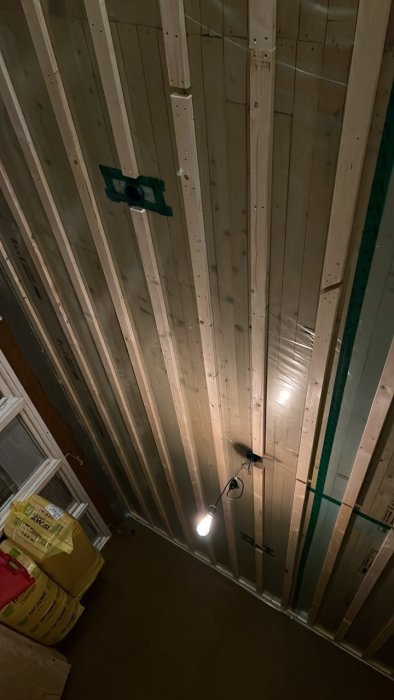 Tak med monterade eldosor och synliga kablar, plastlappar och tejp runt dosor på ett byggprojekt.