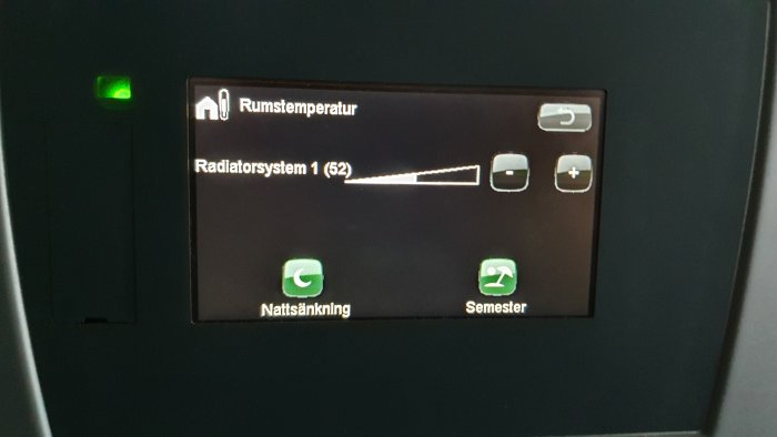 Digital termostatpanel som visar inställningar för rumstemperatur och radiatorfunktioner.