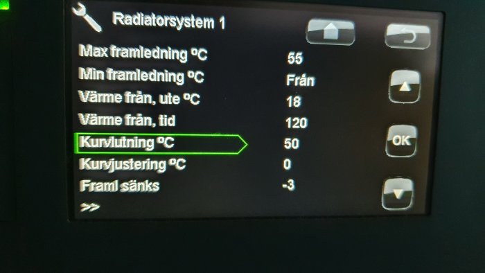 Digital termostatmeny för värmeinställningar med framträdande markering på 'Kurvlutning °C'.