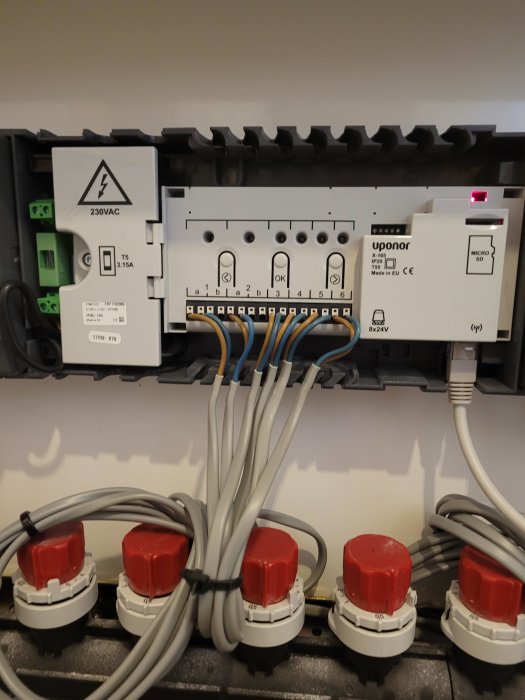 Elcentral med märkta komponenter, säkringar och ledningar för installation i hemmet.