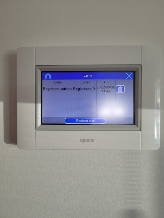 Värmesystemets kontrollpanel med larmmeddelande "Reglercen. saknas" på skärmen.