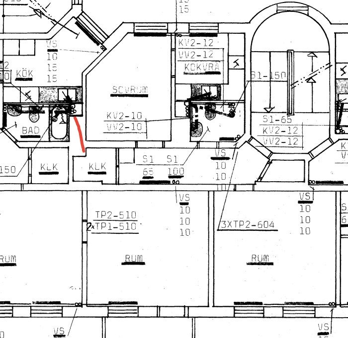 Arkitekturritning som visar en byggnadsplan med en rödmarkerad ledning nära en murstock och skorsten.