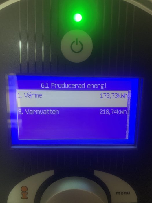 Display för energiförbrukning visar "Producerad energi", "Värme 173,73kWh", "Varmvatten 218,74kWh".