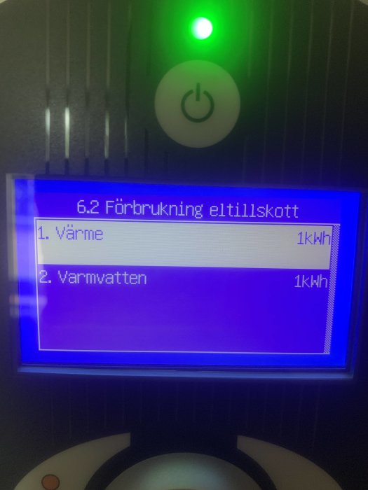 Display som visar förbrukning av värme och varmvatten, båda 1 kWh, med en lyckad påslagsknapp.