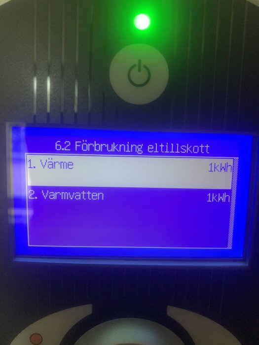 Digital display som visar elförbrukning på 1 kWh för både värme och varmvatten.