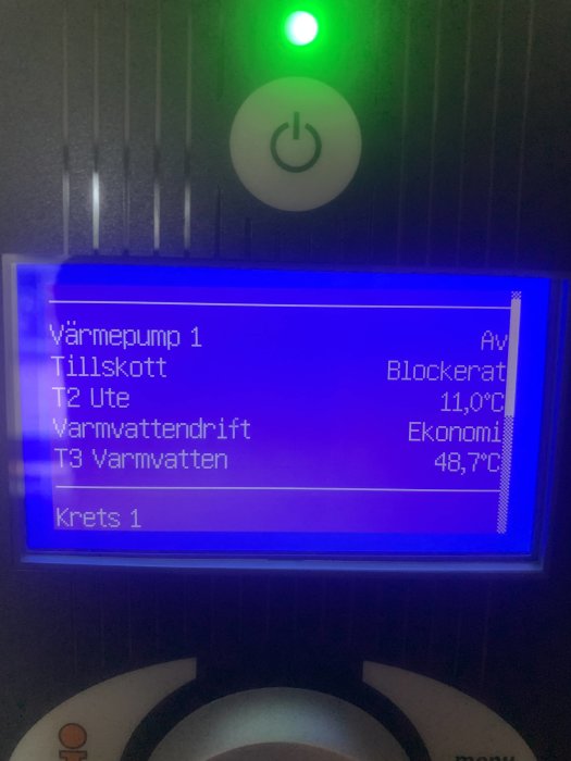 Display av värmepump med temperaturinformation och driftlägen.