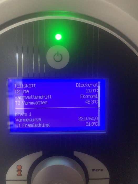 Display av värmepump med temperaturinställningar och status för tillförsel och varmvatten.