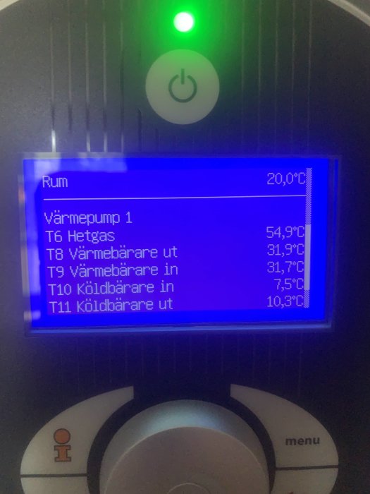 Display för värmepump som visar temperaturvärden för olika funktioner, omgiven av kontrollknappar.
