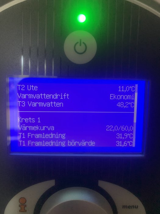 Display på värmeanläggning som visar temperaturvärden och driftlägen.
