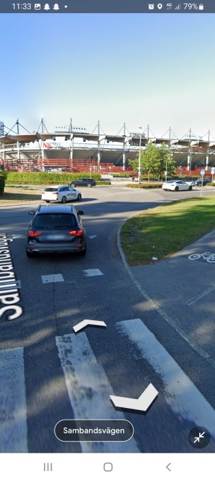 Vy över en korsning vid Sambandsvägen med bilar och en byggnadsställning i bakgrunden.