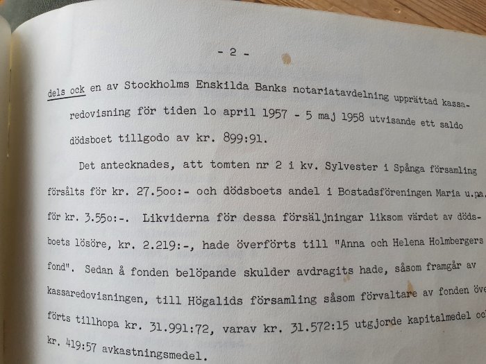 Bild av ett öppnat dokument med svensk text som handlar om ekonomisk redovisning och transaktioner daterade mellan 1957 till 1958.