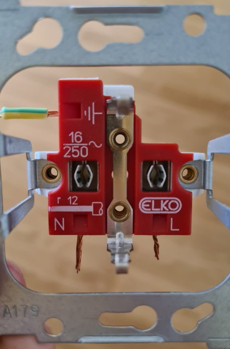 Eluttag med markerade L, N och jord, koppartrådar och ELKO-etikett på röd plast.