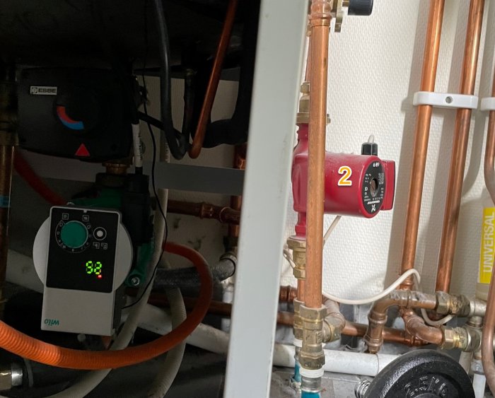 VVS-installation med cirkulationspumpar, rörledningar och reglerventiler.