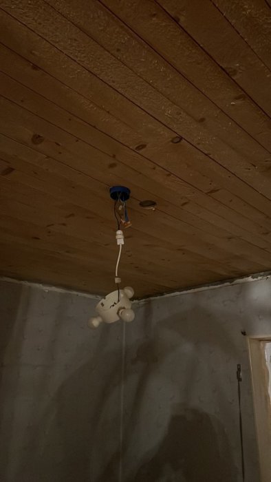 Ny monterad takdosa med elledningar på ett trätak i ett renoveringsprojekt.