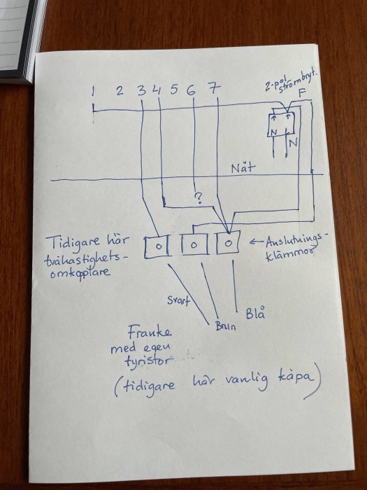 Handritad elektrisk kopplingsskiss med noteringar och symboler på papper.