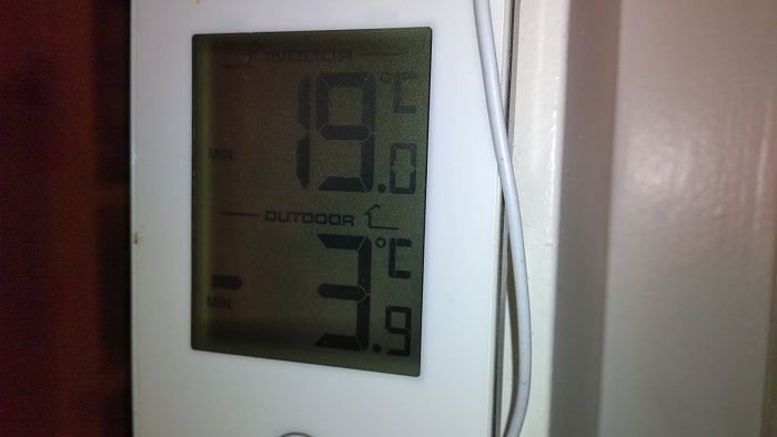 Termometer visar inomhustemperatur på 19.0°C och utomhustemperatur på -7.0°C.