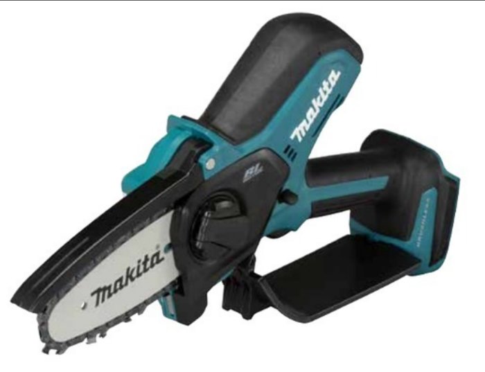 Makita mini såg i svart och turkos med märkesnamnet synligt.