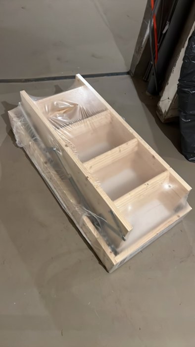 Nya vindsluckan med stege, paketerad i klarplast, redo för installation.