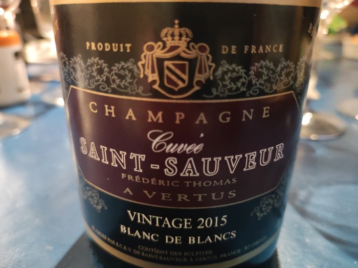 Etikett på en flaska Champagne Cuvee Saint-Sauveur Vintage 2015 från Frankrike.